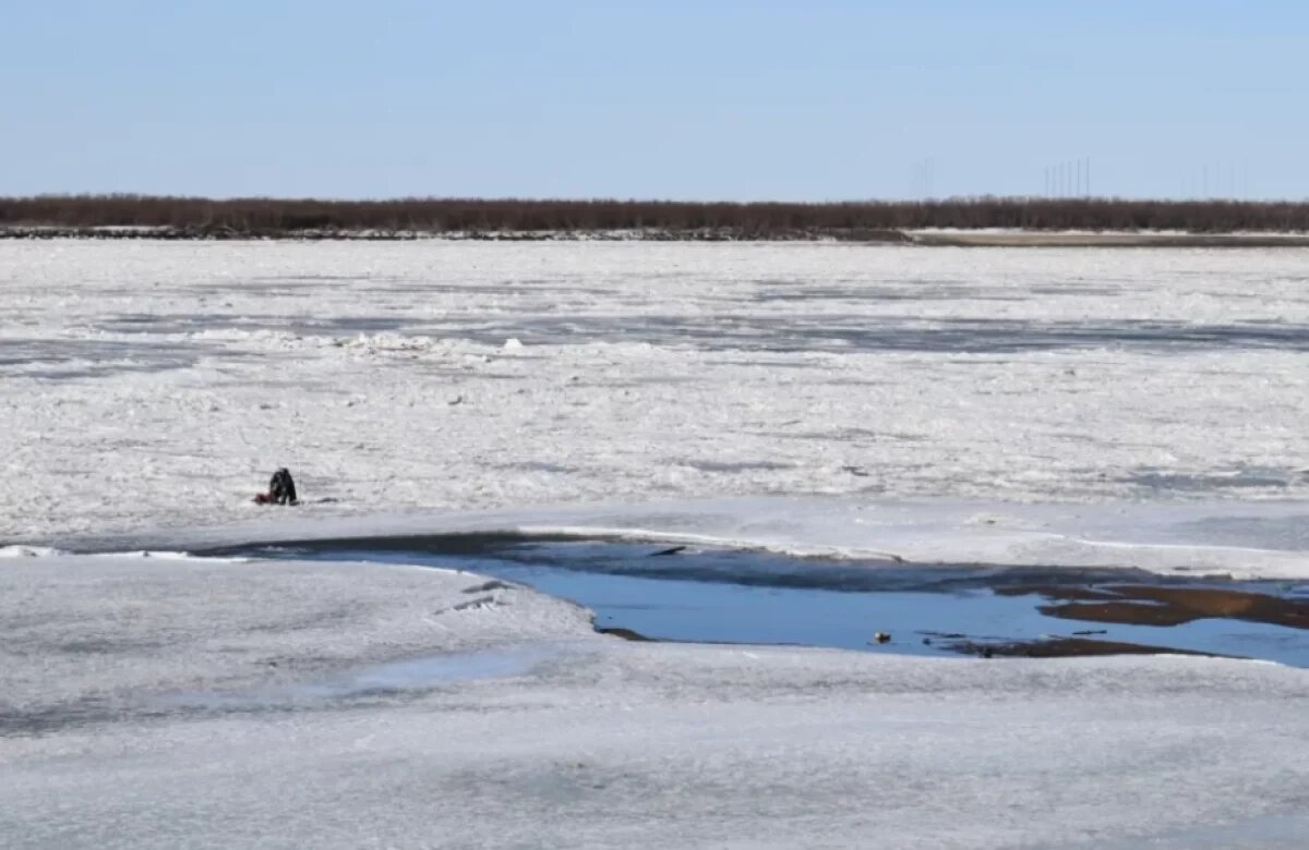    В Хабаровске спасатели сняли девочку-подростка с дрейфующей льдины на Амуре