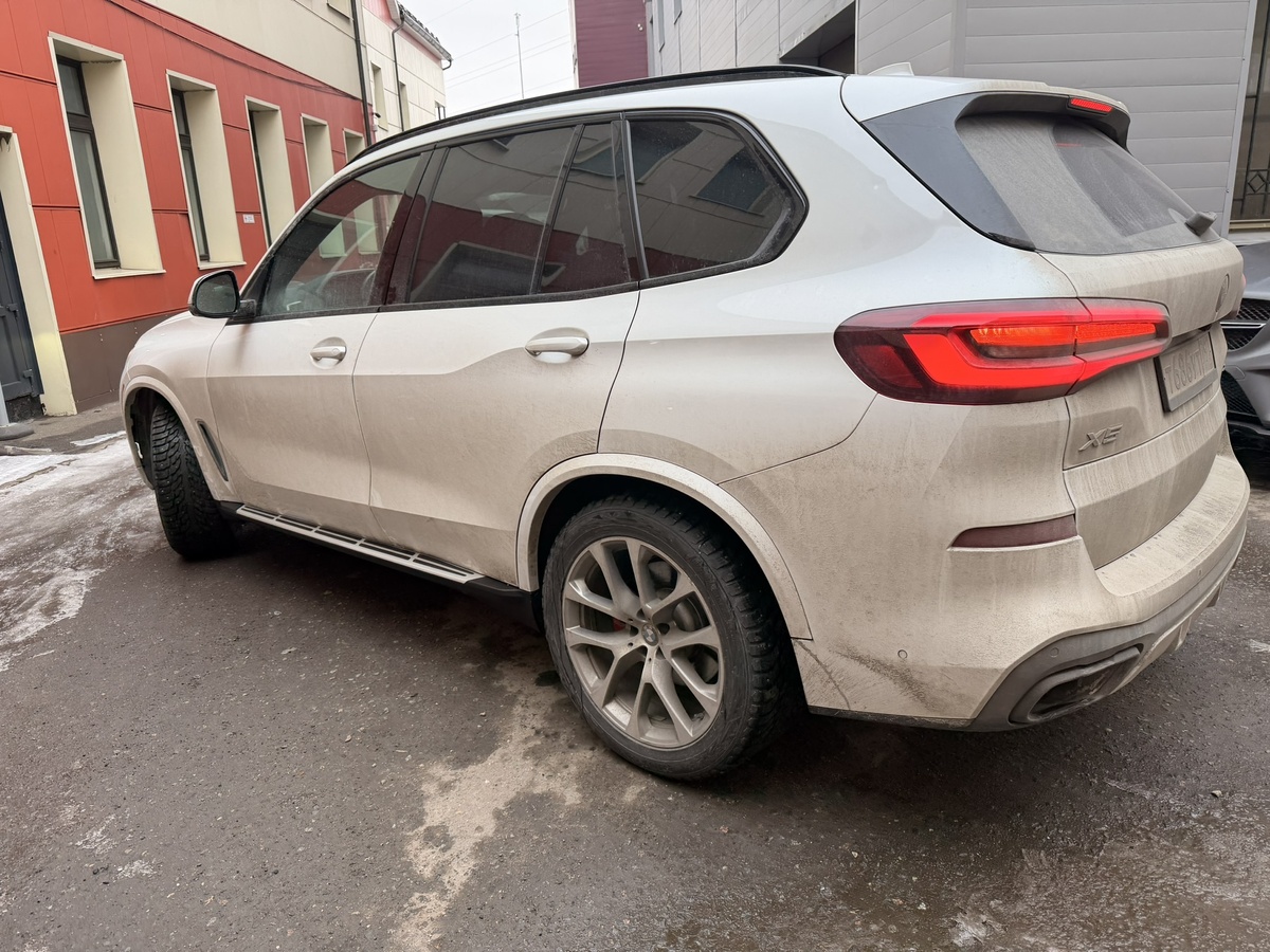 BMW X5 G05 в M пакете после установки порогов - итоговый вид сбоку