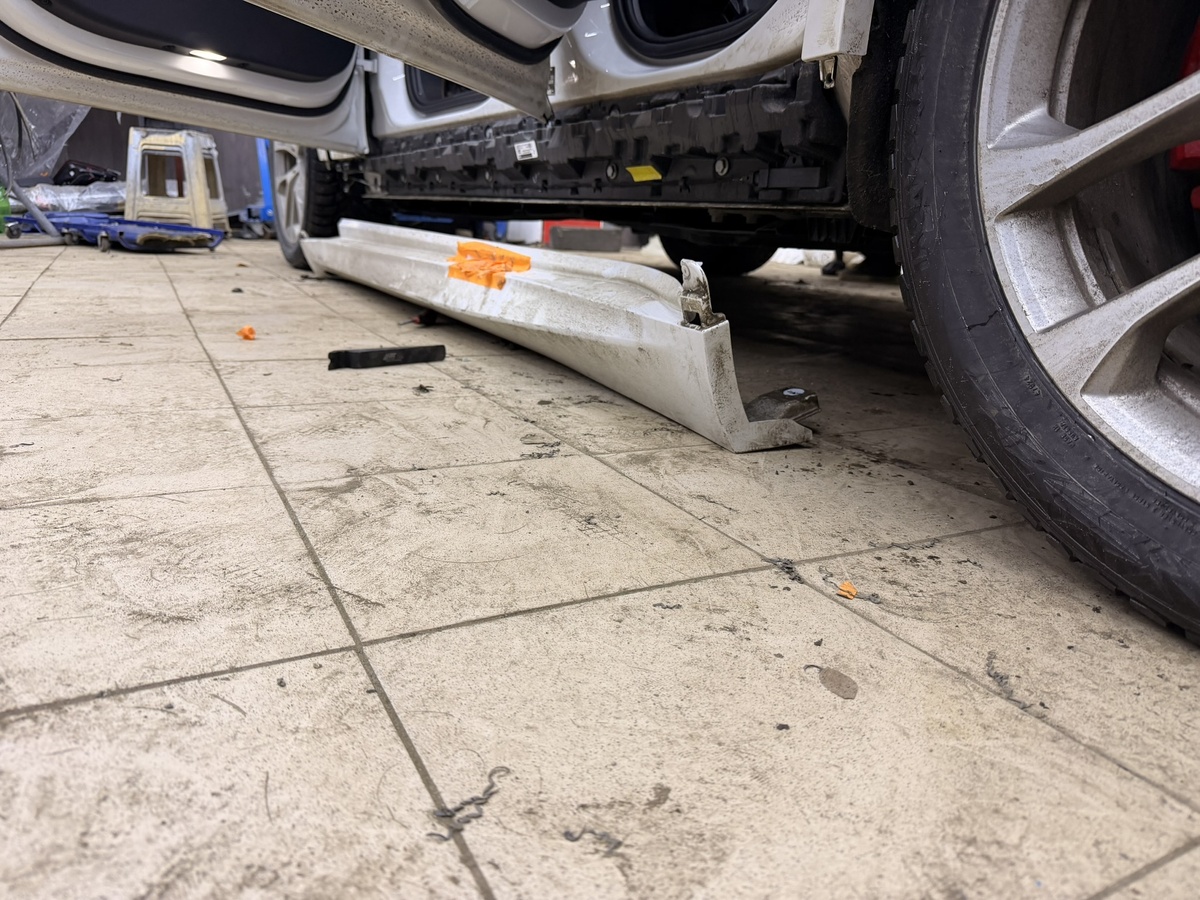 Начало установки - сняли штатную пластиковую накладку, открыт оригинальный усилитель порога