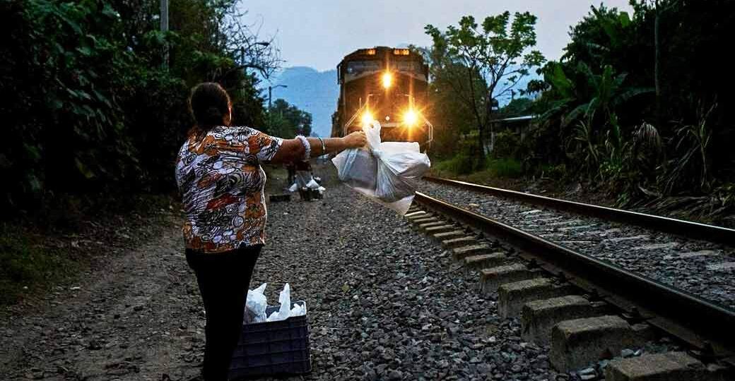 Ангелы на плече Зверя. Женщины из Ла-Патроны 30 лет бесплатно кормят ЖД мигрантов-нелегалов прямо на ходу