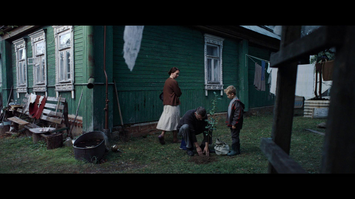 Кадр из фильма "Яблоня"