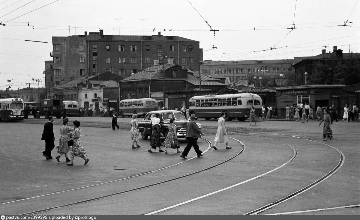 Так площадь Крестьянская застава выглядела, пока здесь не построили метро. Вид в сторону Воронцовской улицы, 1959. С сайта www.pastvu.com.