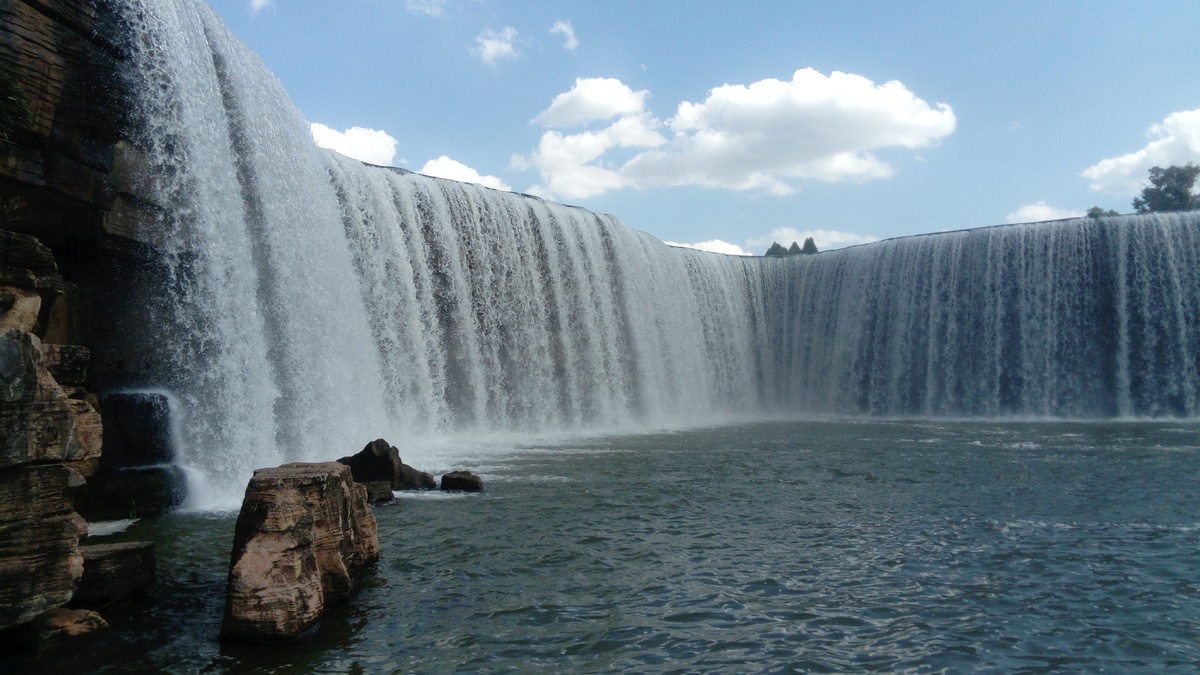 Искусственные водопады в Куньмине Artificial waterfalls in Kunming