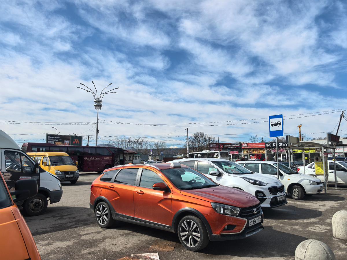 В далёкие виднеются вершины Эльбруса