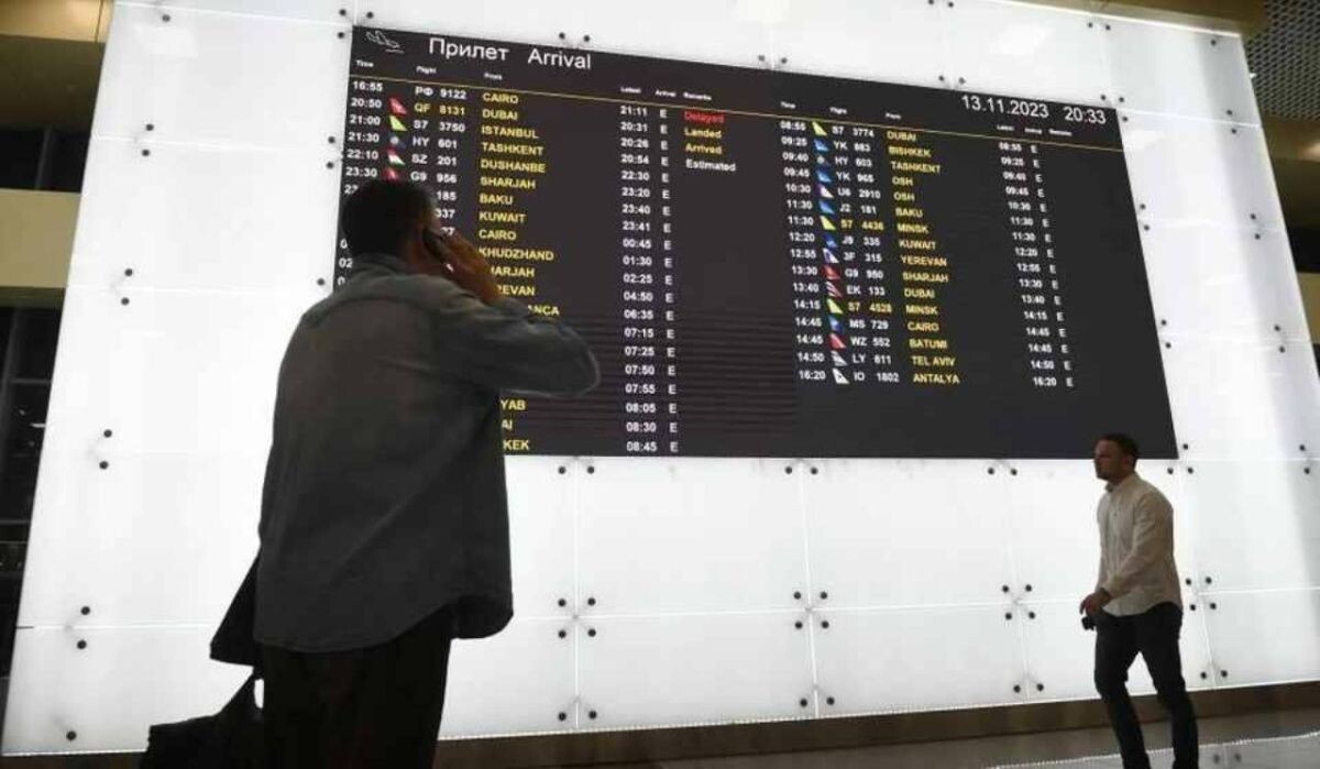     Расписание самолетов. Источник: omsk.kp.ru Автор фото: Михаил Фролов