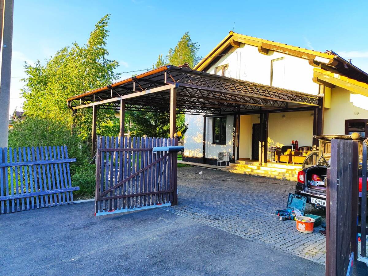 односкатный навес с кровлей из металлочерепицы