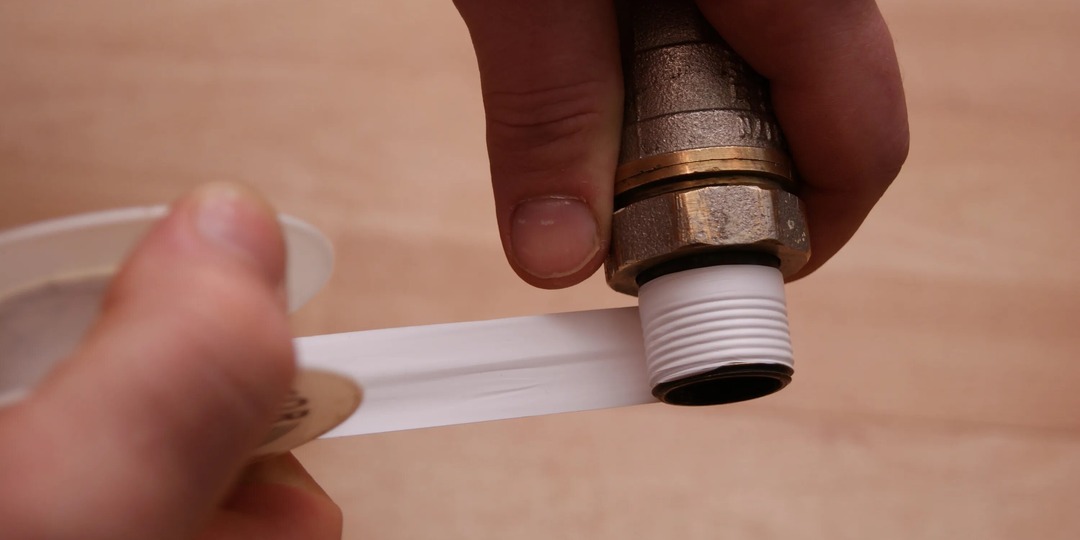 «Кто тебя учил мотать фум-ленту сюда?»: сантехник показал главные ошибки при работе с гибкой подводкой