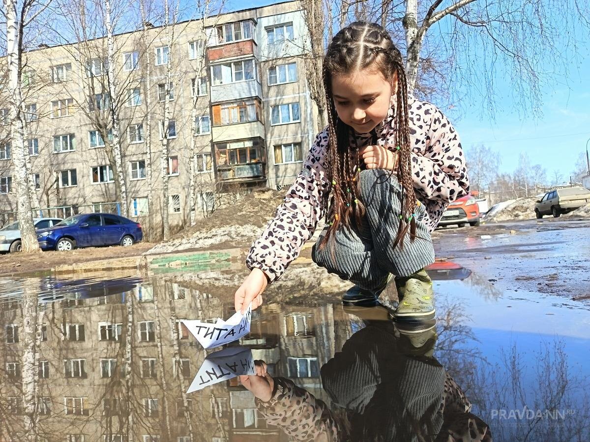    Под жарким солнцем сугробы очень быстро превратились в лужи