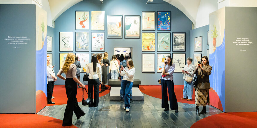    Сценографии режиссёра посвящено всё пространство первого этажа музеяАлена Бобрович