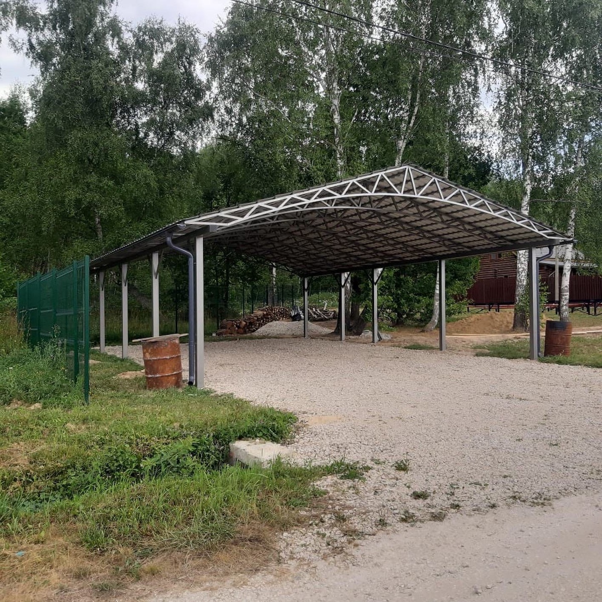 двускастный навес с кровлей из металлочерепицы