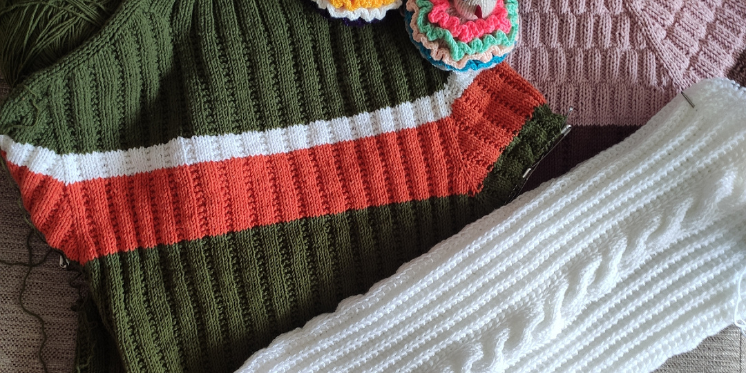 Довязала платье себе. Мы пошли в сад опять.