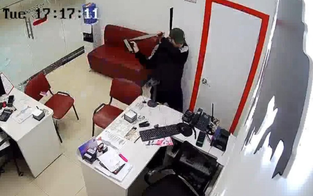    Видеофакт: нетрезвый мужчина устроил погром в одном из ТЦ Ижевска