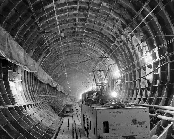    История Ташкентского метро началась в советские годы, когда столица Узбекистана быстро росла и нуждалась в современном транспорте.