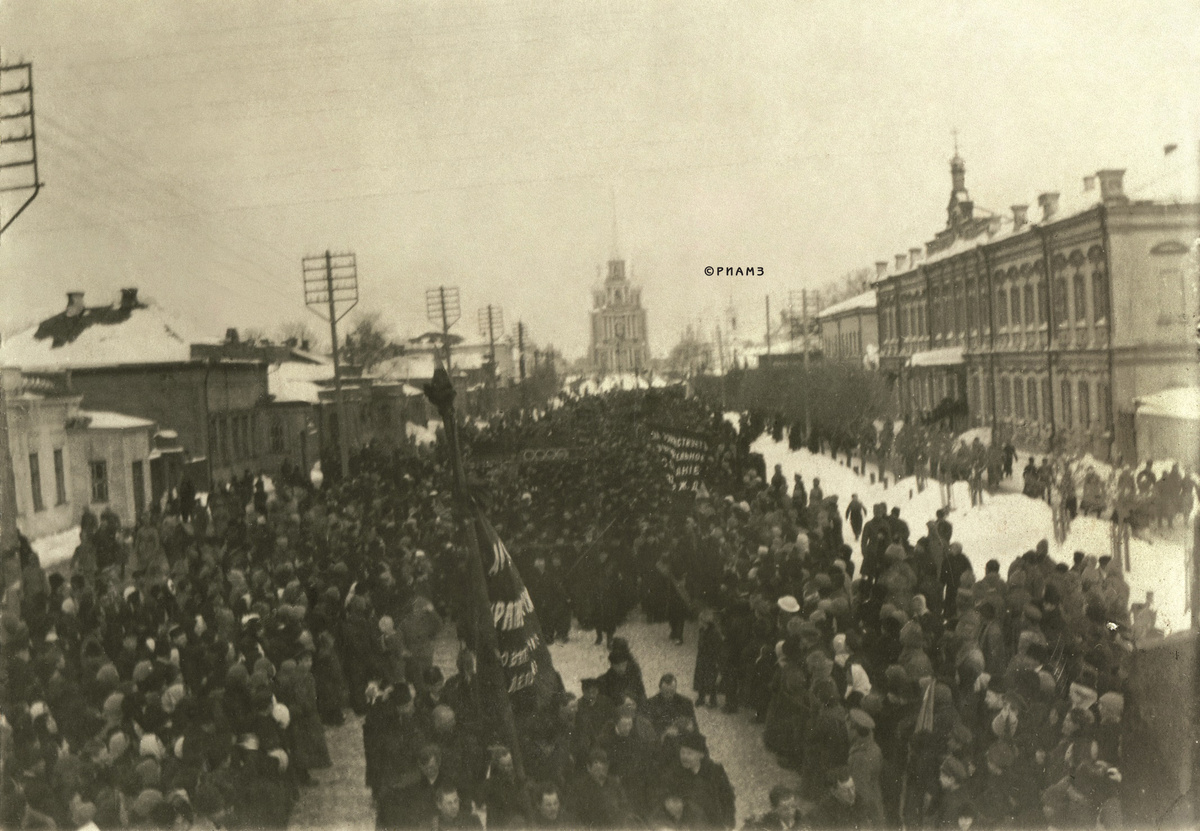 Демонстрация на Соборной улице в Рязани. 12 марта 1917 года. Фото из коллекции РИАМЗ