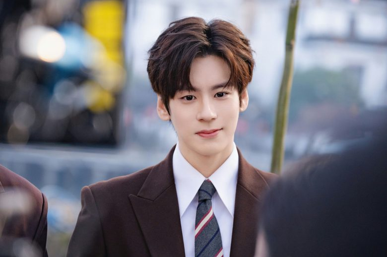 Китайский актер Вэй Чжэмин.