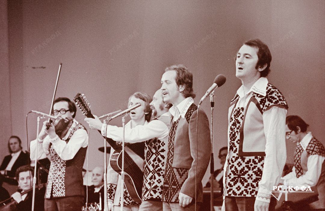 Выступление вокально-инструментального ансамбля «Песняры» во время исполнения песни «Белоруссия» (А.Н. Пахмутовой и Н.Н. Добронравова) на Всесоюзном телевизионном фестивале «Песня-76» в Концертной студии «Останкино» / Москва. 18.12.1976 г. / Фотограф: Б.Е. Вдовенко / РГАКФФД. Арх.№ 0-407669