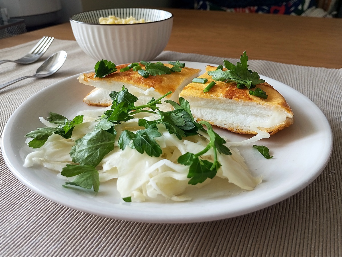 Просто красиво. Омлет-пуляр, пшенная каша, зелень. Но вообще-то маловато будет. Чья тарелка, признавайтесь! 