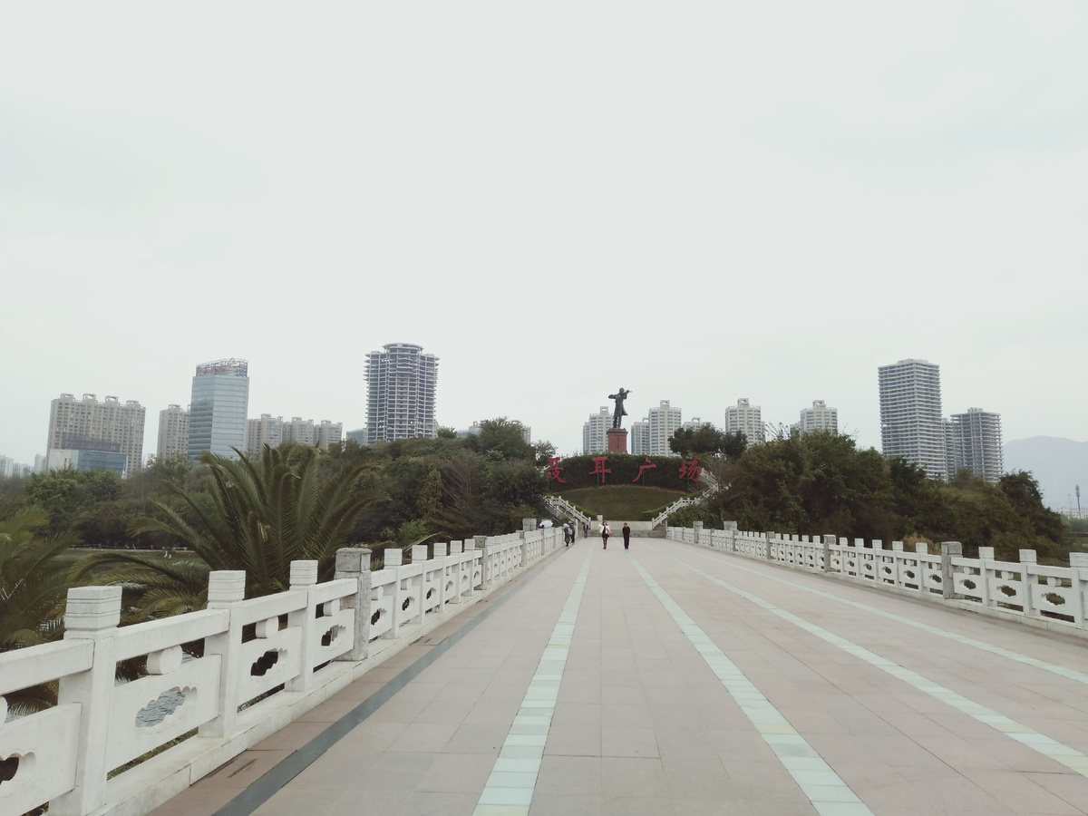 Площадь Не Эр Nie Er Square