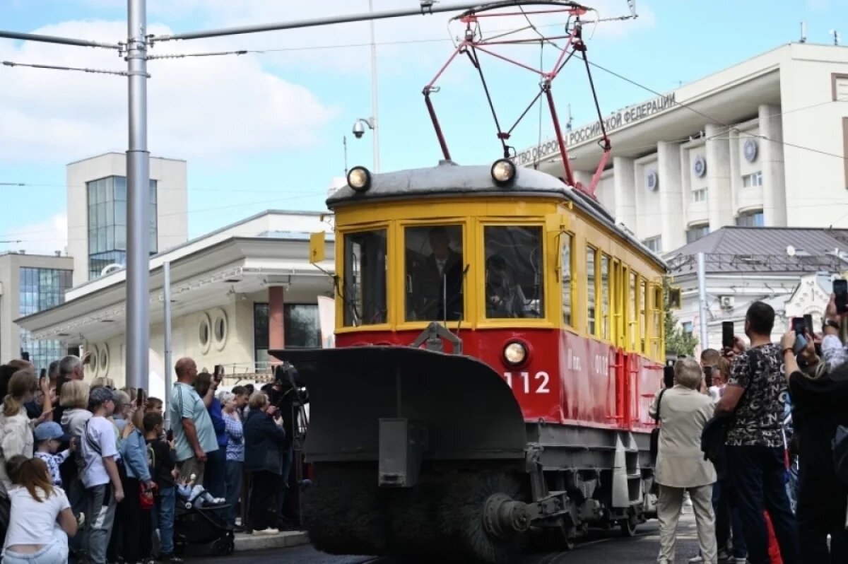    Юбилейный парад исторического транспорта в Москве.