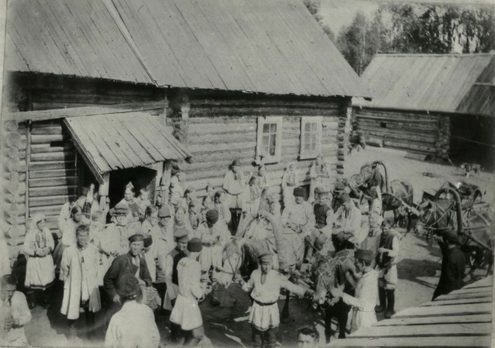 Свадебный поезд перед отправкой. Казанская губерния, 1910 год