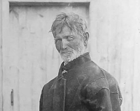 Этот мужчина на дореволюционном фото меня завораживает. Я бы легко поверила, если бы мне сказали, что он колдун. Смотри, какие у него глаза 