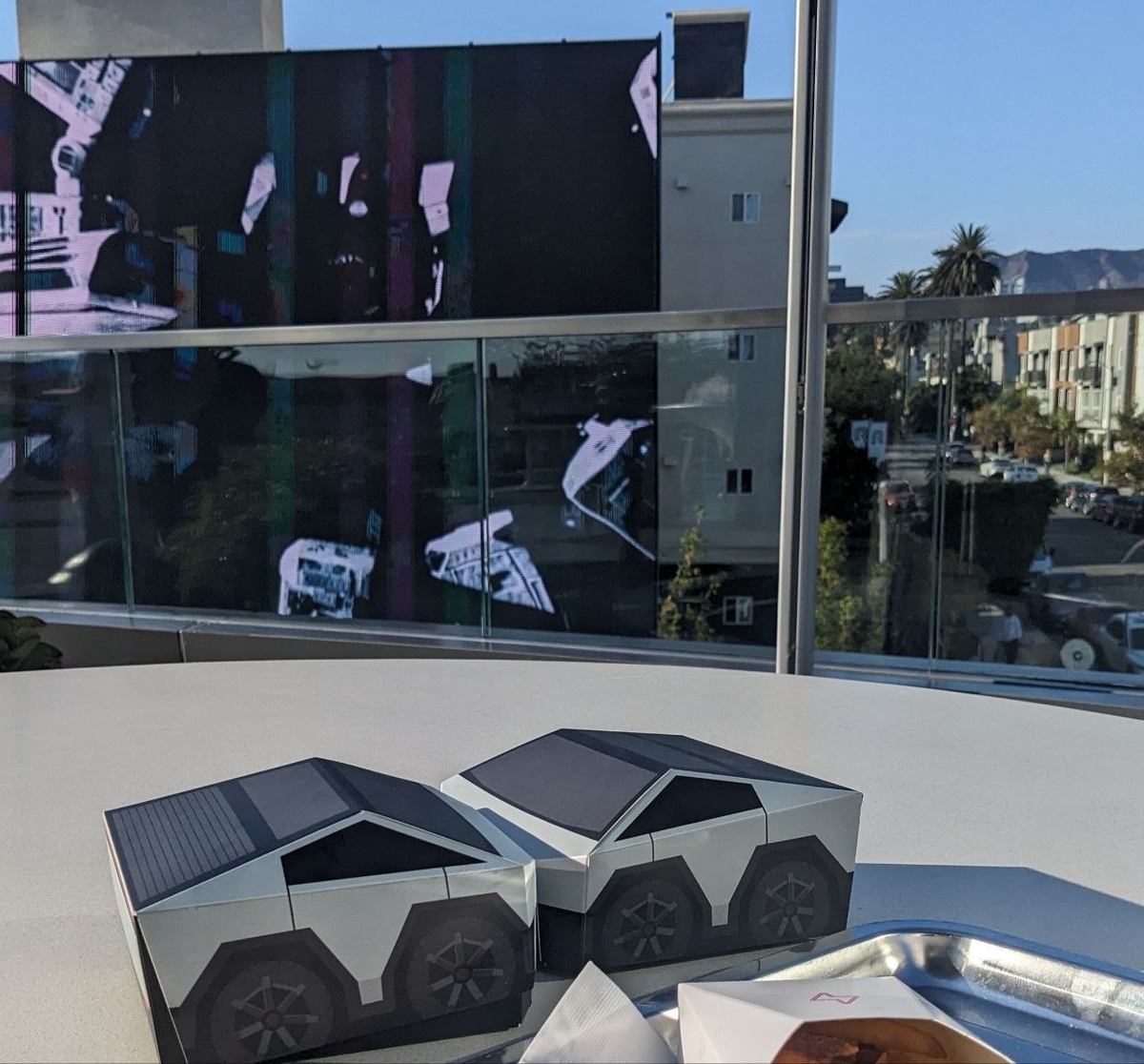 В кинотеатр, где кино смотрят прямо из автомобилей мне повезло попасть в кафешке Илона Маска на заправке электромобилей в Лос-Анджелесе. На втором плане - на экране идет Интерстеллар. 