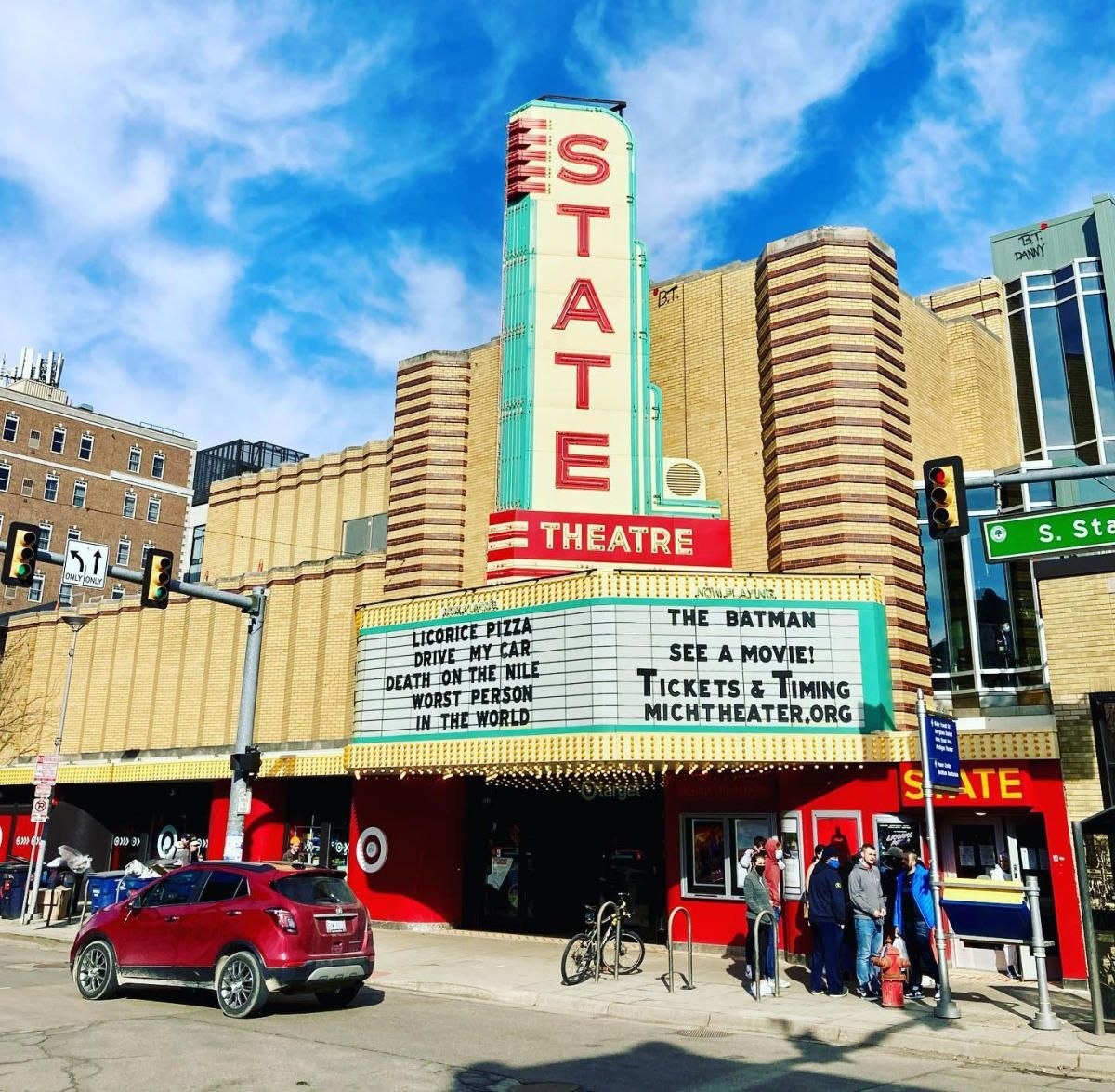 А вот так выглядит типичный исторический кинотеатр в Америке, это был ближайший ко мне в Энн Арборе, куда я периодически ездила к подруге. 