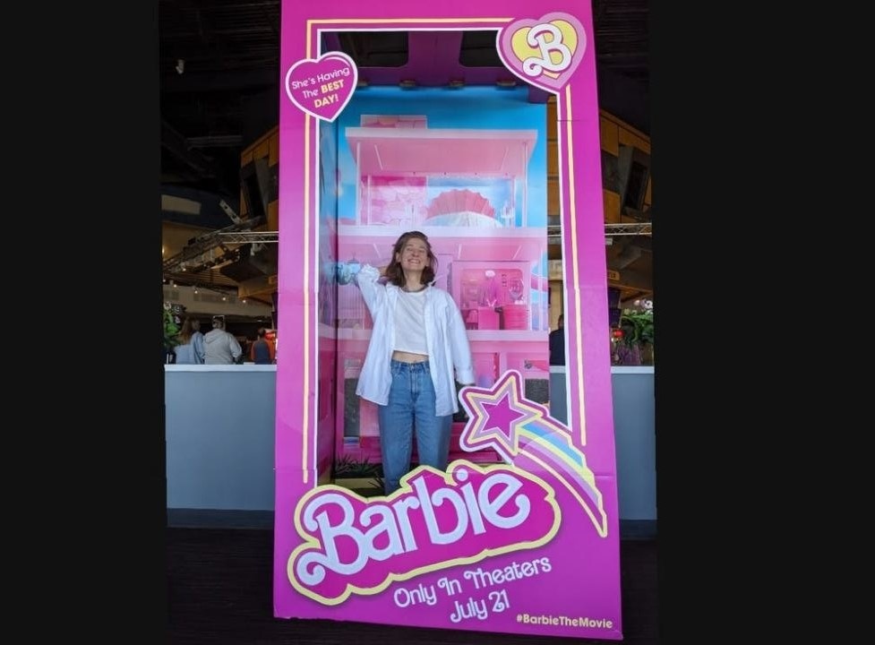 Это я, автор этого канала Даша с края света. На фото я на премьере Барби в Америке, где устроили такую нарядную фотозону. Дописываю свои впечатления об Америке, и перехожу к рассказам об Индии, в которой мы сейчас живем. 