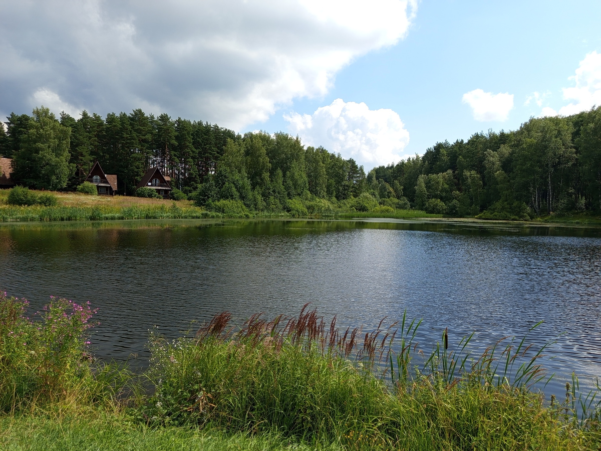 А это фото сделано прошлым летом, когда мы с подругой на моей "Ниве" проехали от Петербурга до Урала и обратно - устроили себе что-то вроде трёхнедельной обзорной экскурсии с несколькодневным привалом в Екатеринбурге.