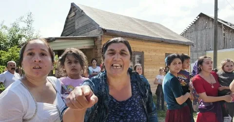 Сразу от порога их ведёт дорога...