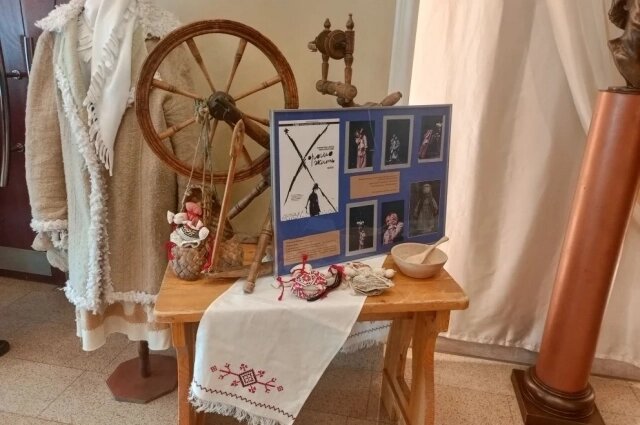    В 2026 году каждый спектакль представлен в виде инсталляции. Спектакль «Хорошо жить». Фото: omsk.aif.ru// Ксения Ермакова