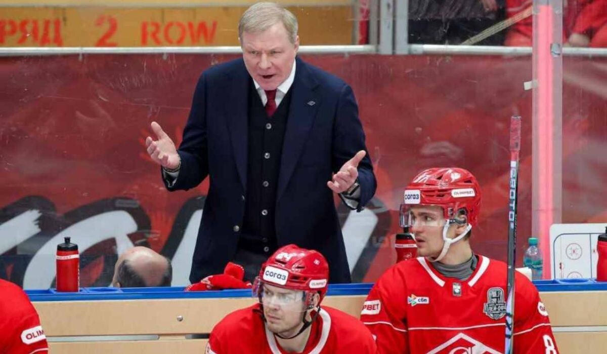     Тренер и игроки "Спартака". Источник: championat.com Автор фото: Дмитрий Голубович