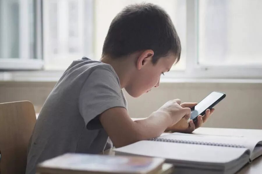 Ребенок с телефоном. Школьник. GigaChat   📷