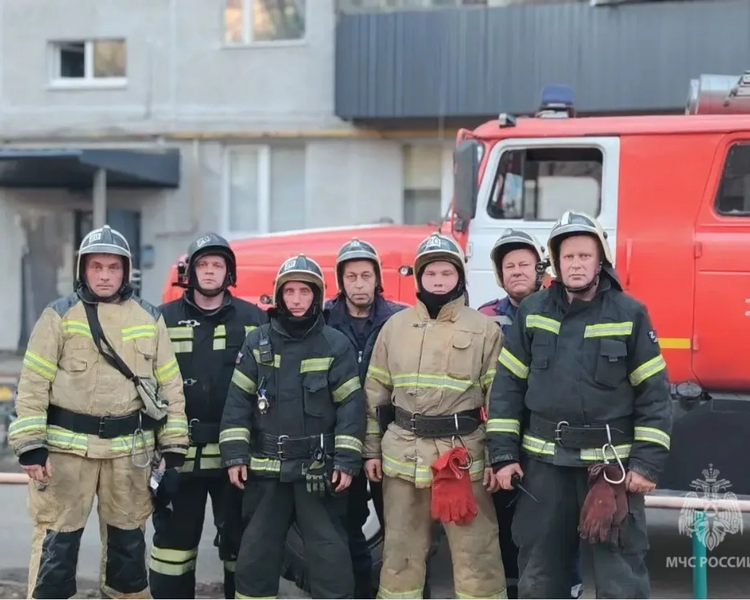     Курские пожарные спасли 5 человек из горящей многоэтажки на Ольшанского