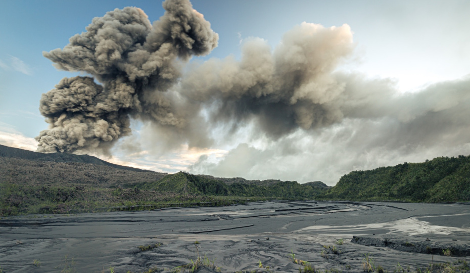 Столб пепла возвысился на километры. В Индонезии проснулся вулкан Дуконо