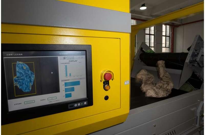 Сортировочная машина Fastsort-Textile от Databeyond AI обрабатывает синтетический текстиль на высокой скорости на сортировочном заводе в Чжанцзягане, провинция Цзянсу на востоке Китая