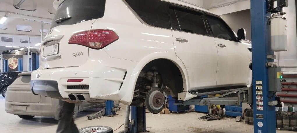 Вес автомобиля Infinit QX80 зависит от комплектации. Полная масса доходит до 3500 кг