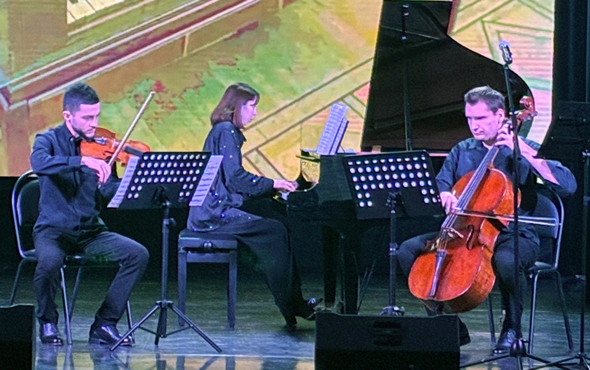 На протяжении часа в зале филармонии звучала музыка Моцарта. Фото автора.