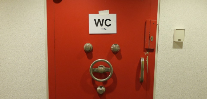 В тюрьме и туалетные двери должны быть надёжными / фото: pxhere.com