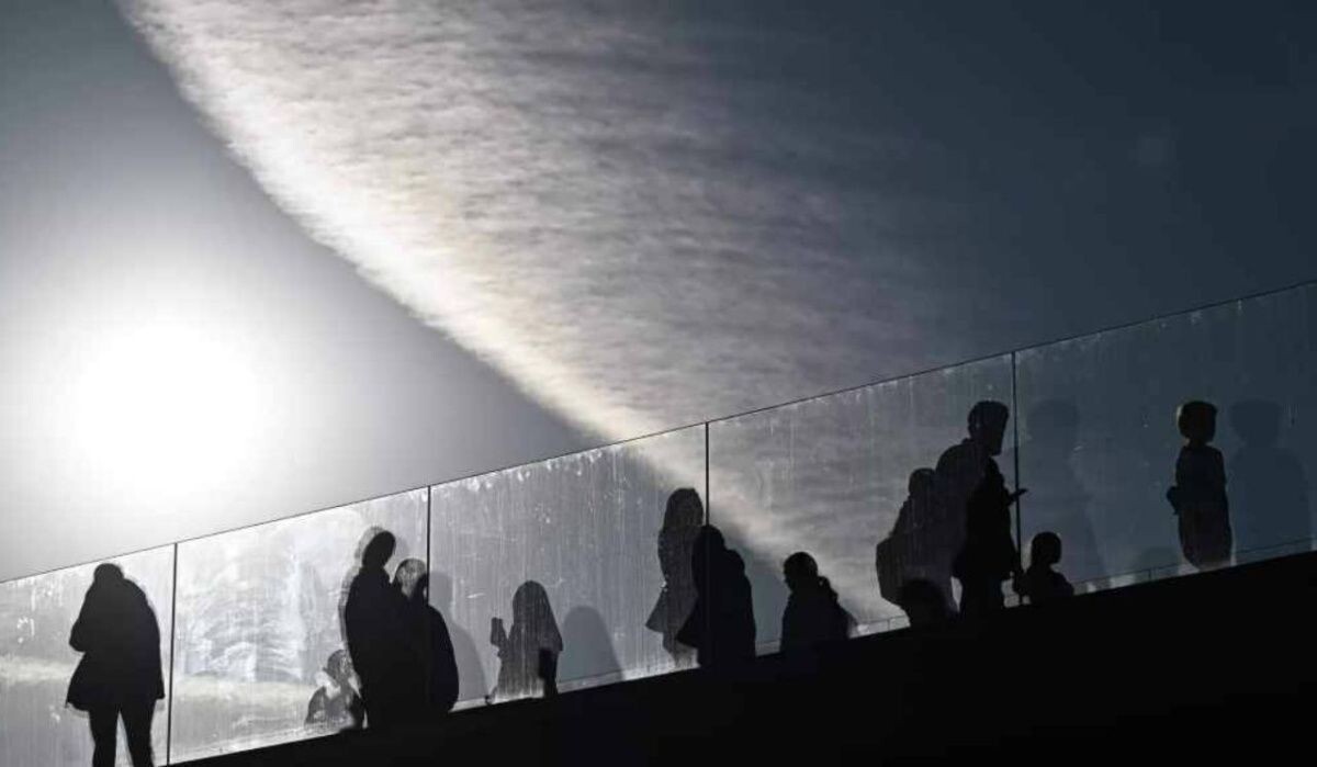     Люди на мосту в Зарядье. Источник: ria.ru Автор фото: Кристина Соловьёва