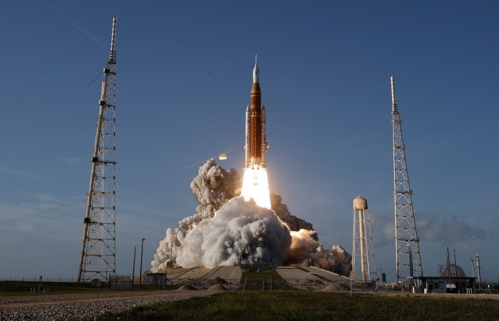 Едва стартовав к Луне, американский космический корабль «Орион» стали преследовать неудачи