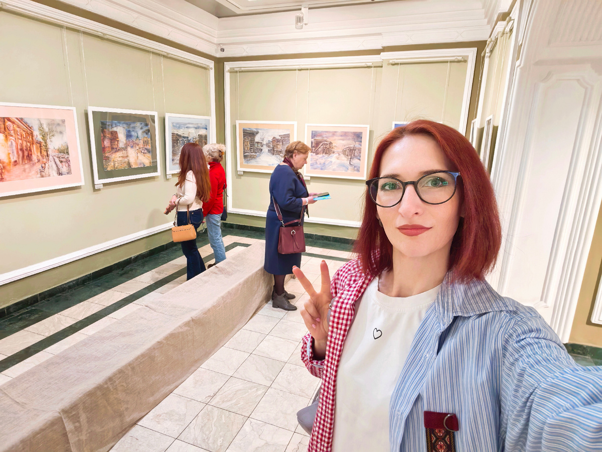 Селфи на фоне выставки