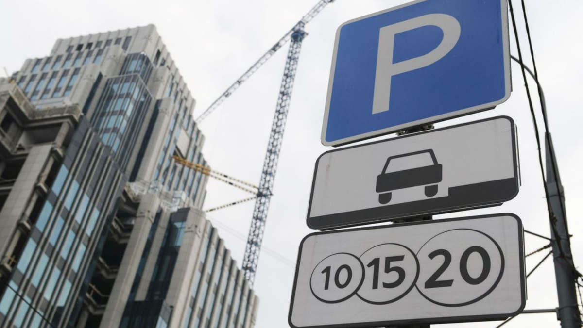 Госавтоинспекция Брянска подвела итоги масштабного рейдового мероприятия под названием "Парковка".  К административной ответственности привлечены 1061 водителя,  на штрафстоянку эвакуировали 222 автомобиля. 
По данным ведомства, 778 автовладельцев оштрафованы за несоблюдение требований дорожных знаков, запрещающих остановку и стоянку. Особое внимание инспекторы уделяли местам для инвалидов. 

За парковку на специально отведённых площадках составили протоколы на 126 автолюбителей. Кроме того, 124 автовладельца нарушили правила остановки вблизи пешеходных переходов, а 33 человека создали препятствия для движения, оставив машины на проезжей части.

Рейды по контролю за парковкой в областном центре проводятся ежедневно, а городская служба эвакуации работает в круглосуточном режиме. 

Фото:Globallookpress