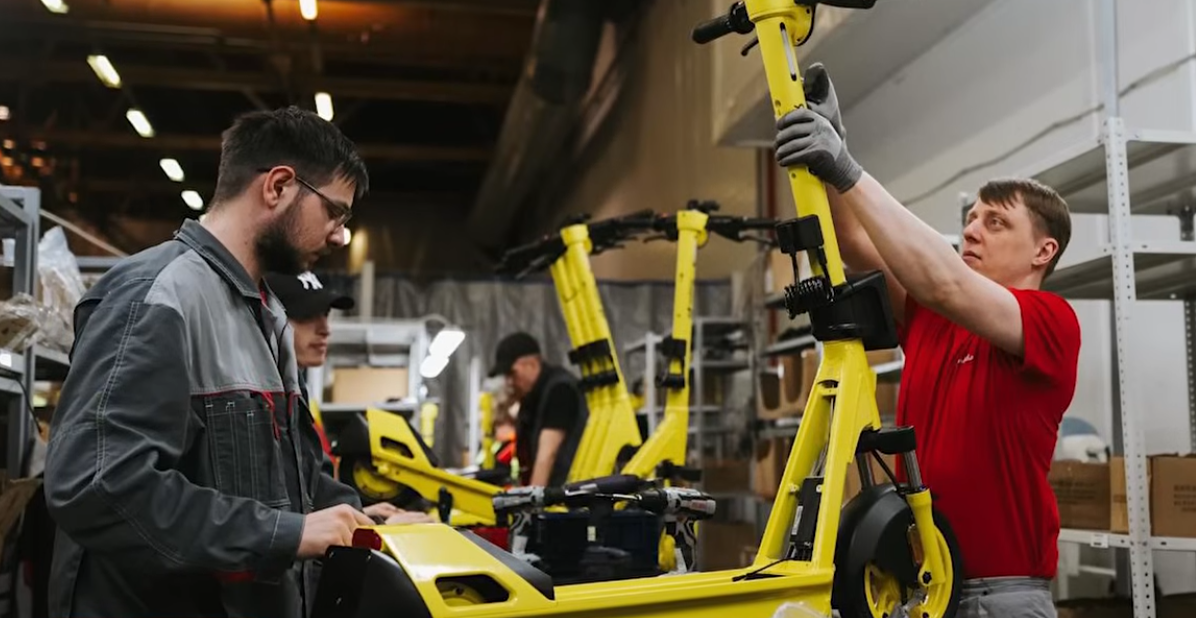 Сборка самокатов на заводе