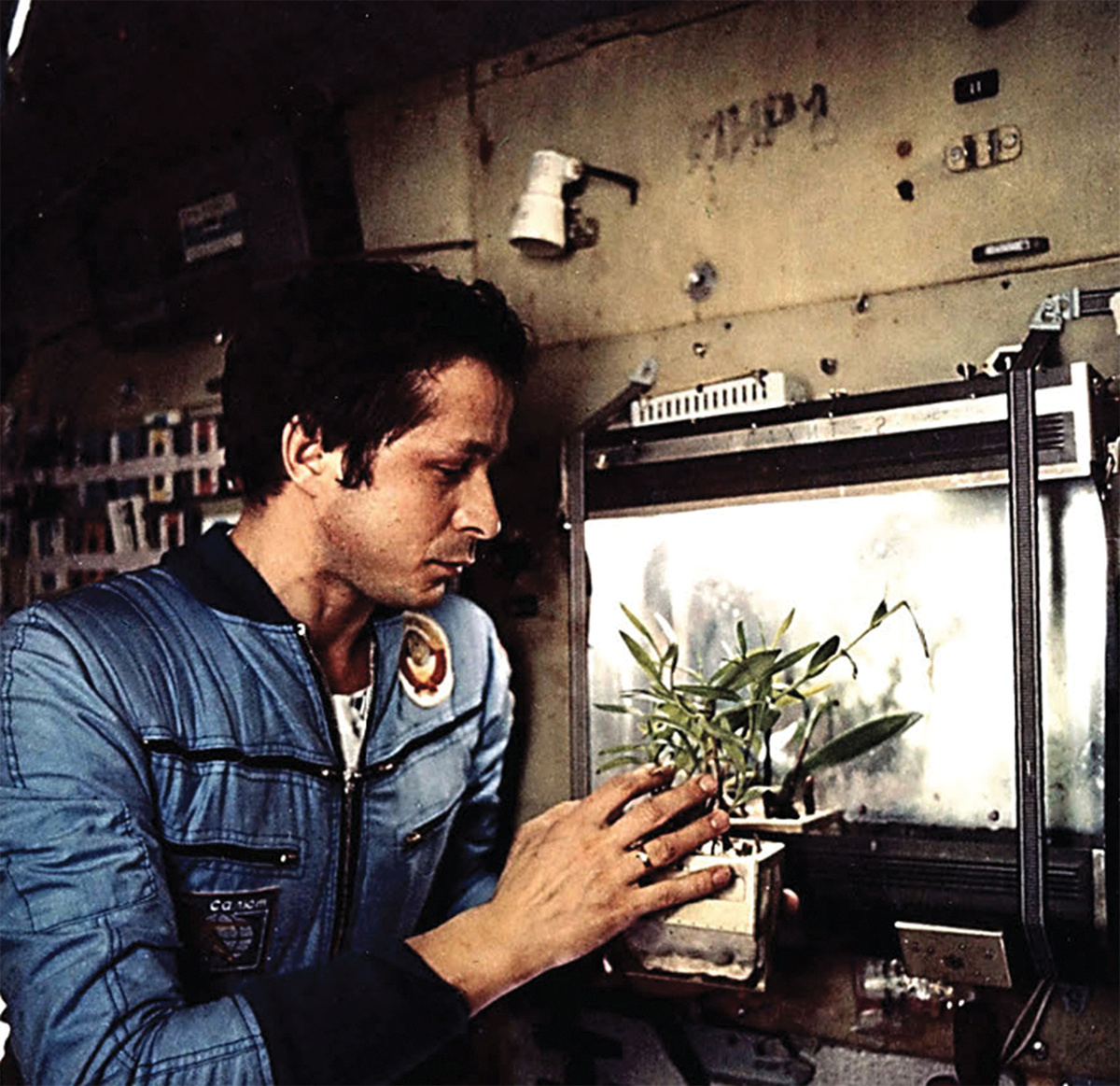 Виктор Петрович Савиных во время экспедиции на орбитальной станции «Мир»