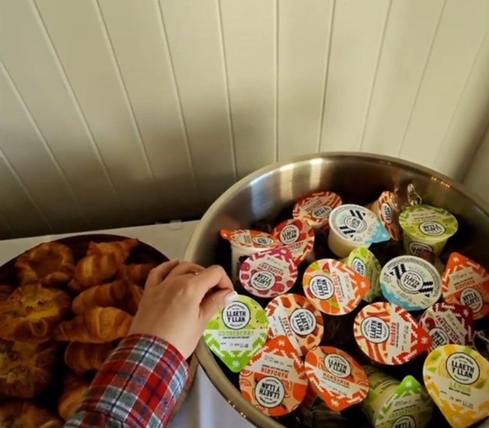 Завтрак в Château Rhianfa — валлийские сыры, которые тянутся, с яблочком внутри, солёненькое и невероятно вкусное 🧀А погода в Уэльсе. Ксения Баранова. Школа нейросетей и SMM