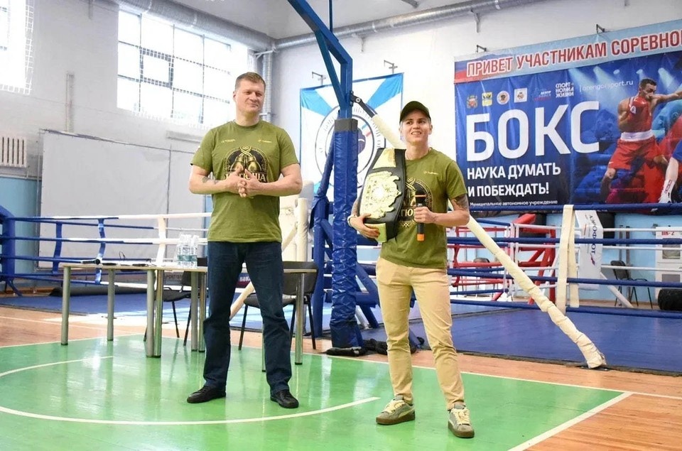    Встреча не ограничилась разговорами: именитые гости провели для юных боксеров разминку Официальный сайт администрации Оренбурга
