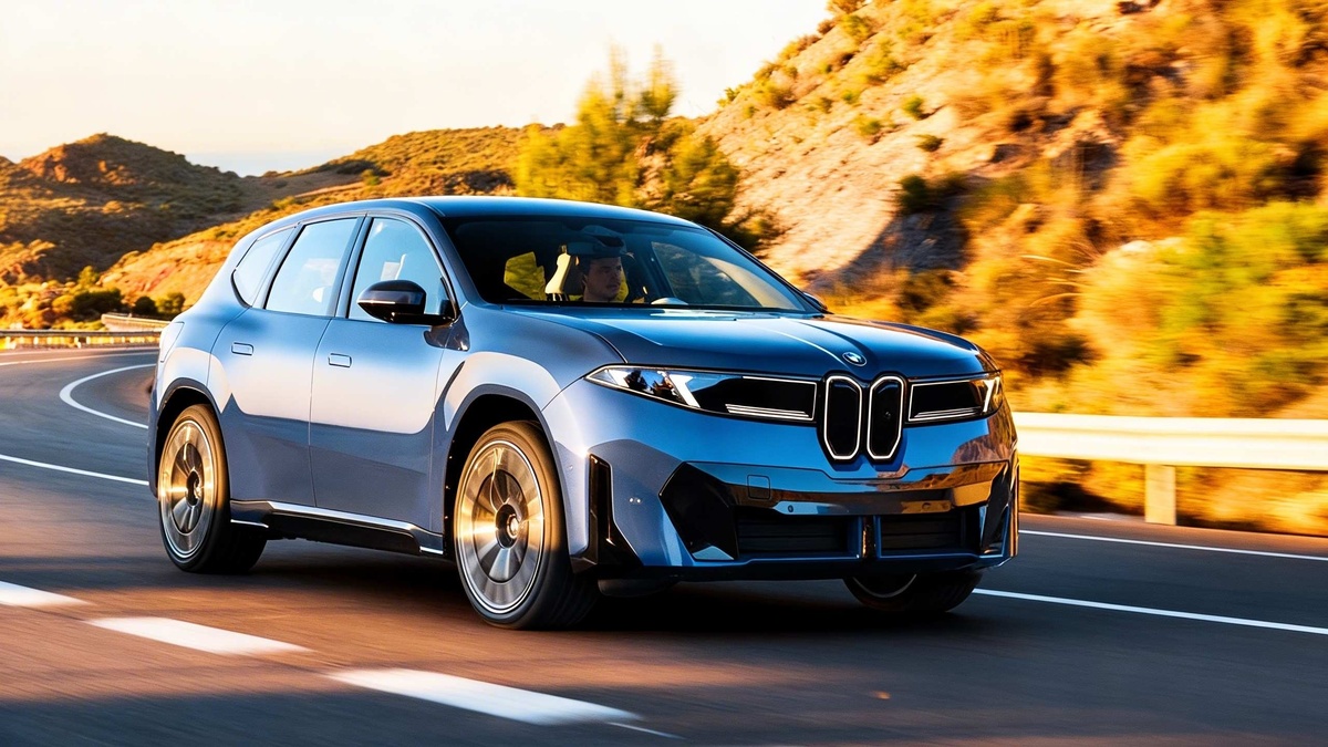    Новый электрический кроссовер BMW iX3 40 на дороге — базовая версия на платформе Neue Klasse