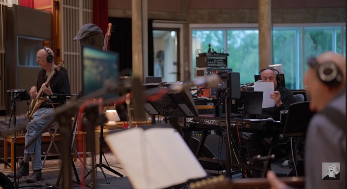 Фото: Музыканты записывают новую песню в студии" The Big Room – Большая комната"