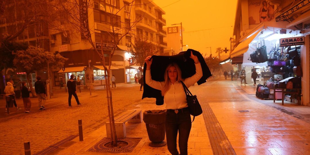 Небо над Критом стало ярко-оранжевым